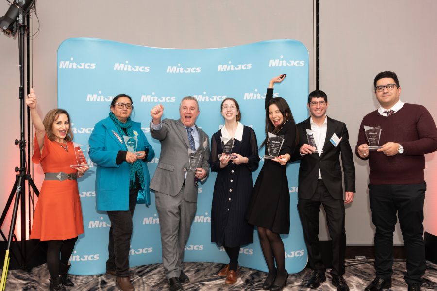 Lauréates et lauréats des Prix Mitacs posant fièrement avec leurs trophées lors de la cérémonie de remise de prix de 2021
