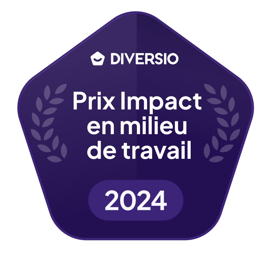 Un badge violet en forme de pentagone avec le texte « Prix Impact en milieu de travail 2024 DIVERSIO » et deux branches de laurier de chaque côté du texte.