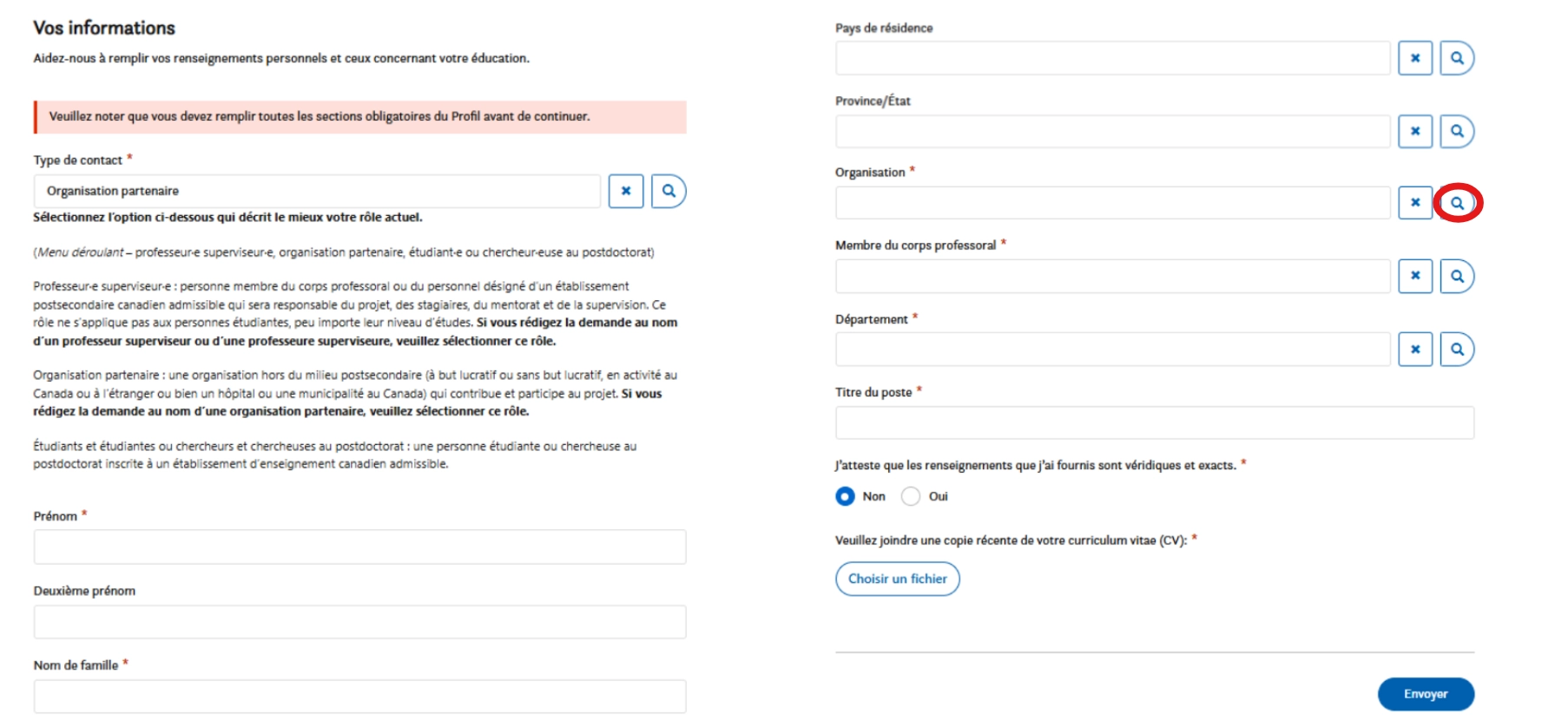 Formulaire de demande en ligne avec des champs pour le type de contrat, le nom, le pays de résidence, l’organisation, le département, le titre de poste et la case à cocher pour confirmer la véracité des réponses; certains champs ont des icônes d’information. Un bouton bleu Envoyer se trouve en bas à droite.