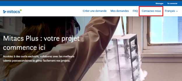 Une personne en sarrau blanc manipule du matériel scientifique près d’une fenêtre ; le texte indique : Mitacs Plus : Votre projet commence ici. Les options du menu du site Web apparaissent en haut de l’image.